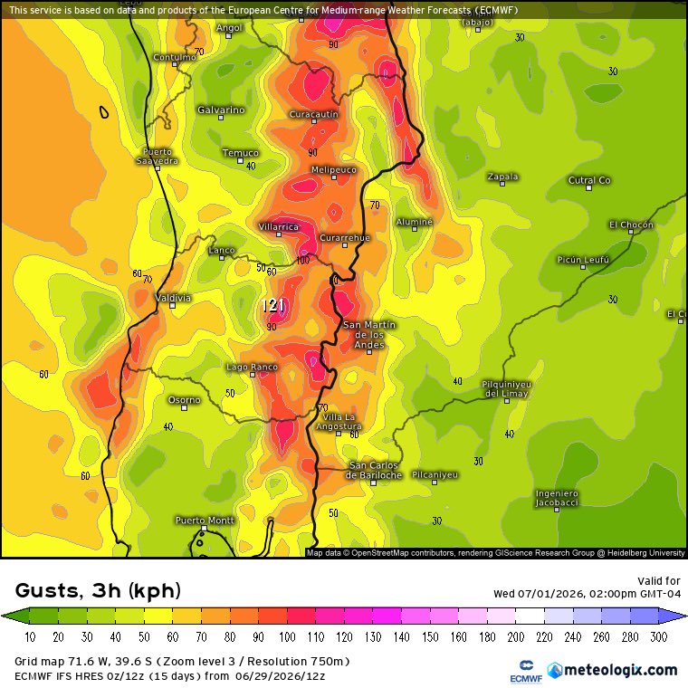 verdeptune's tweet photo. Los últimos escenarios del modelo ECMWF continúan mostrando una configuración atmosférica muy favorable para un episodio significativo de #viento puelche, producto de la interacción entre una baja segregada ubicada al oeste de Chile y una fuerte alta presión sobre Argentina, donde la presión alcanzaría hasta 1040 hPa. Esta situación generará un intenso gradiente de presión a través de la cordillera de los Andes, favoreciendo un potente flujo de aire desde el este hacia Chile.

En niveles medios de la atmósfera (400 hPa), la baja segregada (cut-off low) presentaría una circulación muy marcada frente al centro-sur del país, reforzando el flujo del este. Al cruzar la cordillera, el aire descenderá por las laderas occidentales, acelerándose por compresión adiabática (efecto föhn), dando origen al clásico viento puelche, un viento cálido, muy seco y capaz de producir rachas de gran intensidad.

Algunas de las zonas con mayor probabilidad de registrar rachas intensas son Antuco (Biobío), Cunco, Curacautín, Villarrica y Pucón (La Araucanía), además de sectores del Lago Ranco (Los Ríos). En estos lugares, las rachas podrían alcanzar entre 90 y 100 km/h, con la posibilidad de superar localmente esa cifra en quebradas, valles y pasos cordilleranos donde el relieve favorece la aceleración del viento. Asimismo, Petrohué y Peulla (Los Lagos) podrían registrar rachas cercanas a 70 km/h.

Además del viento intenso, se espera una disminución de la humedad relativa en sectores precordilleranos y cordilleranos.

Imagen: Meteologix.