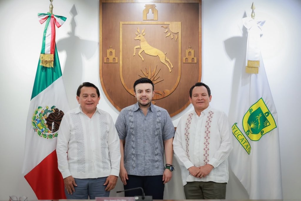 Roronava's tweet photo. Sostuvimos una productiva reunión de trabajo con nuestro amigo @huachodiazmena , gobernador de Yucatán. En conjunto con el secretario de Economía del estado, @Milo_barrera y nuestro director de Conalep Yucatán, Felipe Duarte estamos avanzando en la creación del primer Centro de Asistencia, Capacitación y Servicios Tecnológicos del sureste. 

Este espacio permitirá fortalecer la capacitación, evaluación y certificación de competencias, preparando al talento yucateco para responder a las oportunidades que genera el crecimiento económico de la región. 

En congruencia con la visión de nuestra Presidenta, @Claudiashein , de fortalecer el #BachilleratoTecnológico  y vincularlo con el desarrollo nacional, desde el @CONALEP_Mex seguimos construyendo alianzas que acercan la educación técnica de excelencia con los sectores productivos.