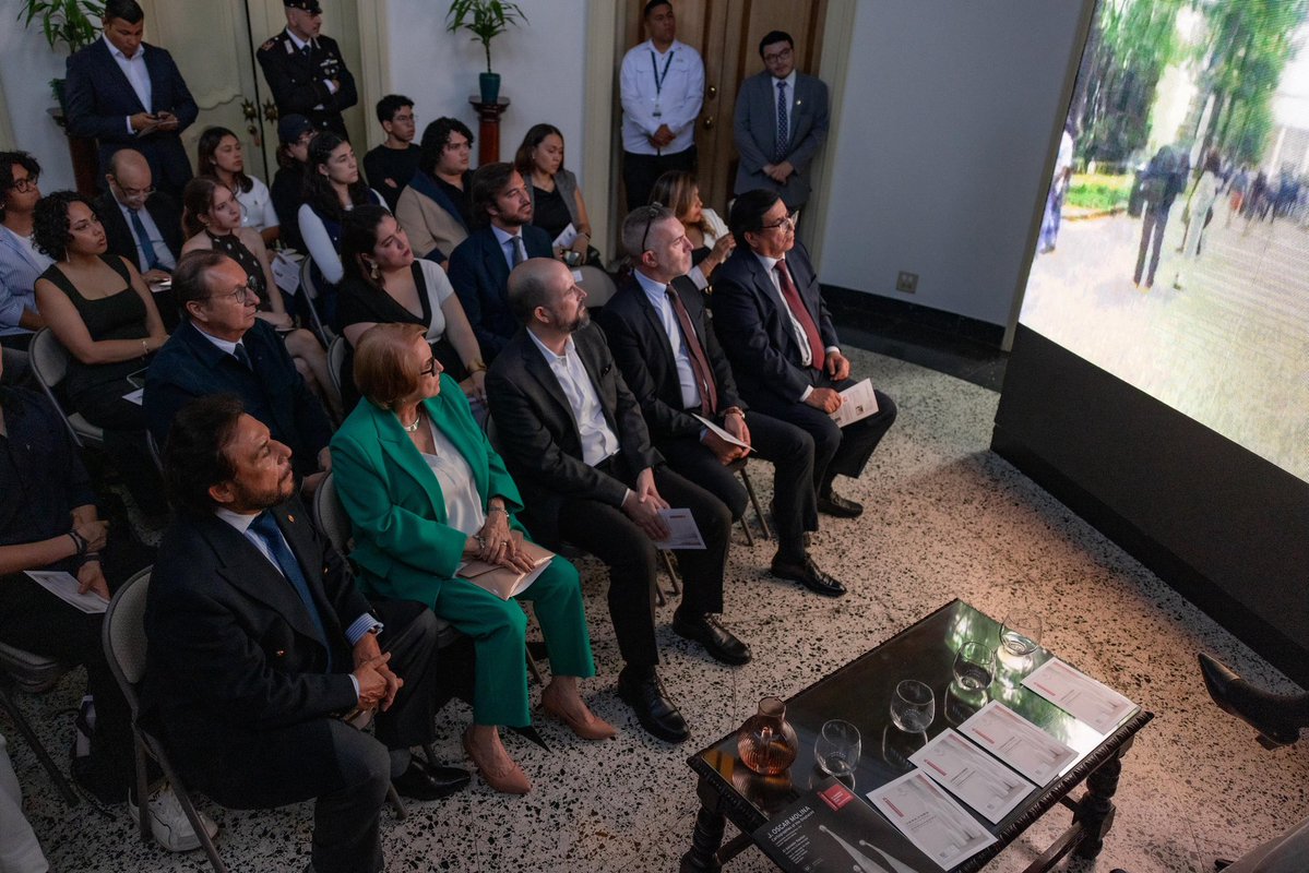VCpresidenciaSV's tweet photo. La diplomacia cultural fortaleciendo lazos de amistad.🇸🇻🇮🇹 En el marco de la conmemoración del 165.º aniversario del establecimiento de relaciones diplomáticas entre Italia y El Salvador, el Vicepresidente de la República, Sr. Félix Ulloa hijo (@fulloa51), participó en el programa cultural “El Salvador en la Bienal de Venecia”, con la experiencia del escultor Oscar Molina, organizado por la Embajada de @italyinsalvador.

Durante las palabras de apertura, el Embajador de Italia en el país, Sr. Paolo Emanuele Rozo Sordini (@ErozoSordini), destacó que este encuentro forma parte de una serie de iniciativas culturales impulsadas por la representación diplomática italiana, concebidas como espacios que buscan abrir nuevas ventanas de diálogo e intercambio dentro de la sociedad salvadoreña.

La actividad permitió conocer la experiencia del maestro Oscar Molina como participante en la 61.ª Exposición Internacional de Arte de la Bienal de Venecia, uno de los escenarios culturales más prestigiosos del mundo, donde presentó la exposición “Cartografías de los desplazados”, una propuesta artística que invita a reflexionar sobre los procesos de movilidad humana, identidad, memoria y transformación social a través de la escultura contemporánea. 

El maestro Molina expresó el orgullo que representa para él y para El Salvador participar en un escenario de alcance internacional como la Bienal de Venecia, afirmando que esta experiencia significa estar presente en las “grandes ligas del arte”. Asimismo, destacó la importancia de continuar impulsando el talento salvadoreño y de generar espacios que permitan proyectar la creación artística nacional.

Este encuentro reafirma el papel de la cultura y las artes como instrumentos de acercamiento entre las naciones y evidencia el compromiso compartido de El Salvador e Italia por continuar fortaleciendo sus relaciones bilaterales.🤝