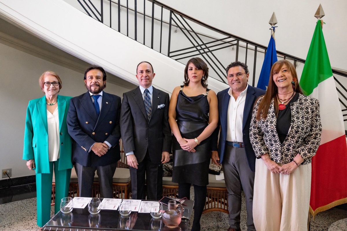 VCpresidenciaSV's tweet photo. La diplomacia cultural fortaleciendo lazos de amistad.🇸🇻🇮🇹 En el marco de la conmemoración del 165.º aniversario del establecimiento de relaciones diplomáticas entre Italia y El Salvador, el Vicepresidente de la República, Sr. Félix Ulloa hijo (@fulloa51), participó en el programa cultural “El Salvador en la Bienal de Venecia”, con la experiencia del escultor Oscar Molina, organizado por la Embajada de @italyinsalvador.

Durante las palabras de apertura, el Embajador de Italia en el país, Sr. Paolo Emanuele Rozo Sordini (@ErozoSordini), destacó que este encuentro forma parte de una serie de iniciativas culturales impulsadas por la representación diplomática italiana, concebidas como espacios que buscan abrir nuevas ventanas de diálogo e intercambio dentro de la sociedad salvadoreña.

La actividad permitió conocer la experiencia del maestro Oscar Molina como participante en la 61.ª Exposición Internacional de Arte de la Bienal de Venecia, uno de los escenarios culturales más prestigiosos del mundo, donde presentó la exposición “Cartografías de los desplazados”, una propuesta artística que invita a reflexionar sobre los procesos de movilidad humana, identidad, memoria y transformación social a través de la escultura contemporánea. 

El maestro Molina expresó el orgullo que representa para él y para El Salvador participar en un escenario de alcance internacional como la Bienal de Venecia, afirmando que esta experiencia significa estar presente en las “grandes ligas del arte”. Asimismo, destacó la importancia de continuar impulsando el talento salvadoreño y de generar espacios que permitan proyectar la creación artística nacional.

Este encuentro reafirma el papel de la cultura y las artes como instrumentos de acercamiento entre las naciones y evidencia el compromiso compartido de El Salvador e Italia por continuar fortaleciendo sus relaciones bilaterales.🤝
