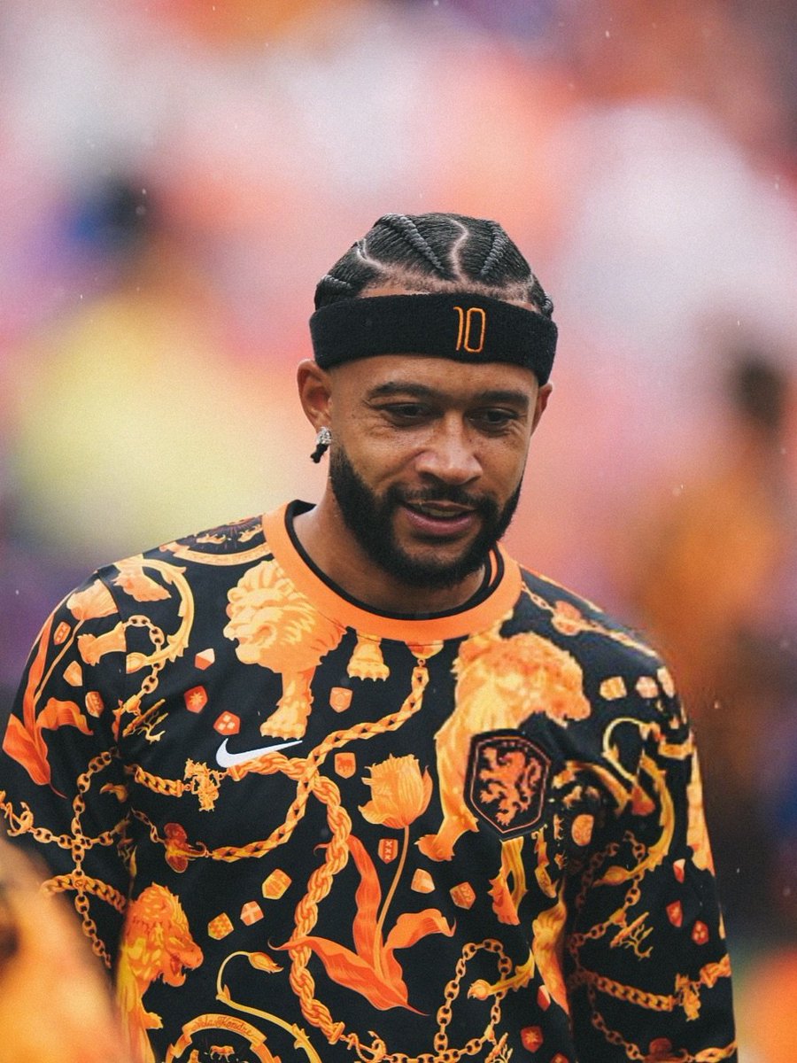 elyelsccp's tweet photo. Memphis Depay não ser titular dessa Holanda é motivo de demissão do Ronald Koeman. https://t.co/QS205FNSl3