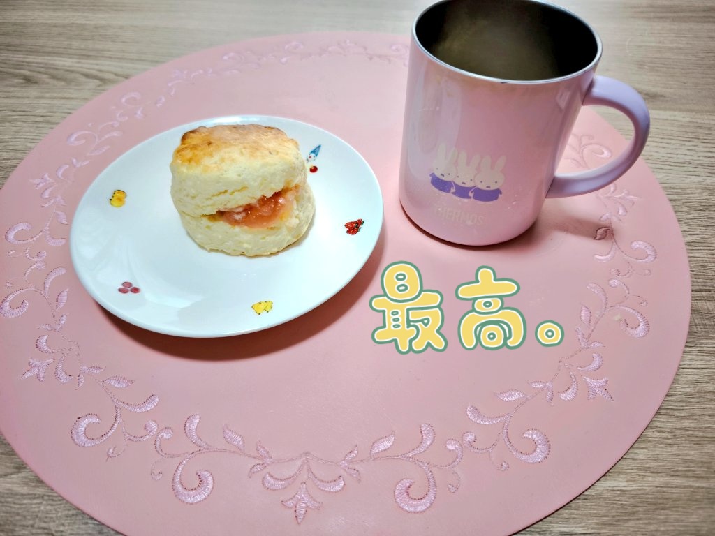 CAbyss33's tweet photo. 粉博で買ったピーチマスカルポーネクリームの最後の一塗りを一昨日焼いたスコーンに！とってもギルティ〜♡
午後からもお仕事がんばろっと😌 https://t.co/HUZekZp2wA