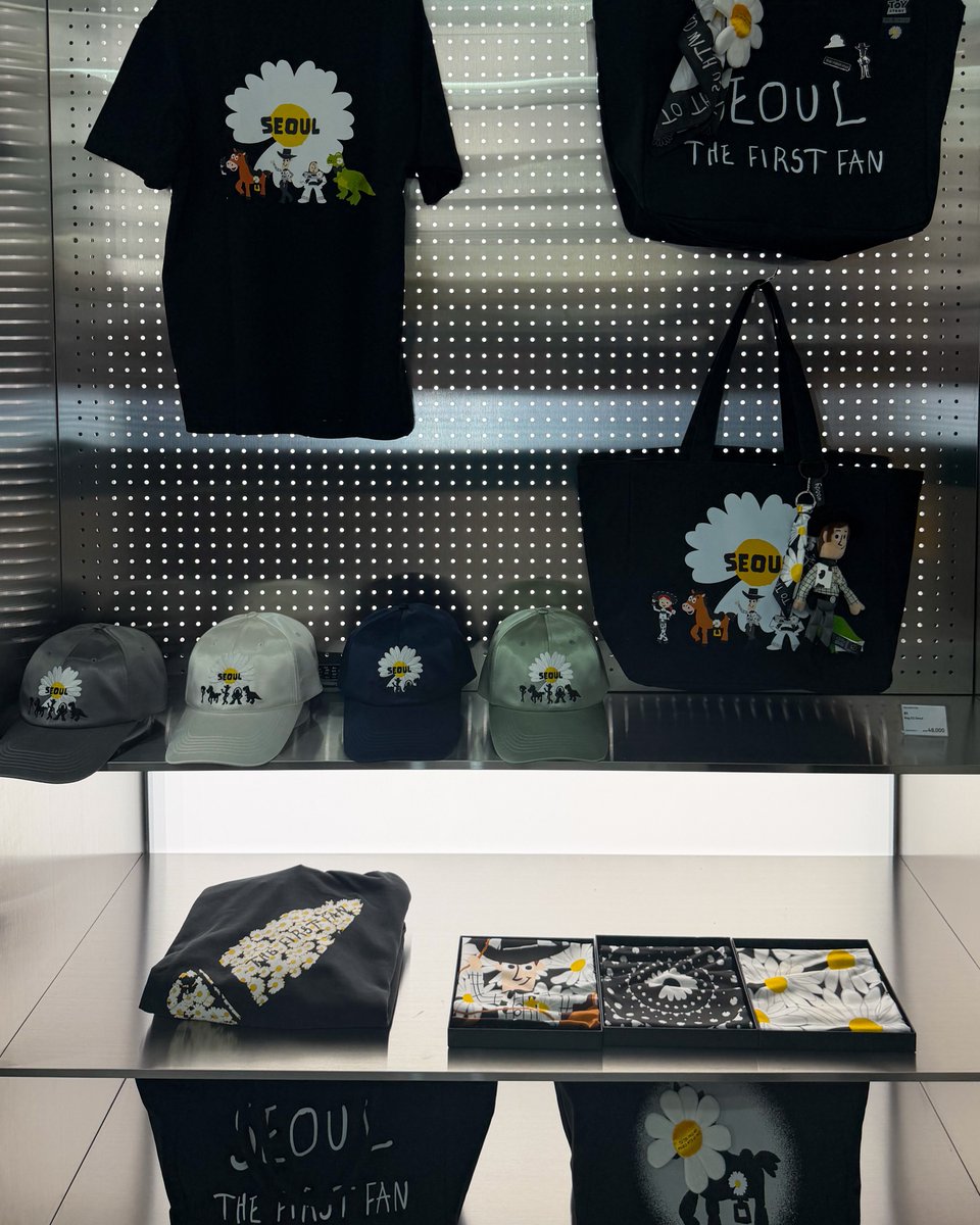 WhiteTamar1's tweet photo. wow so many pretty merch 😍
The first fan PEACEMONUSONE x Toy Story https://t.co/GGDSipX2od
