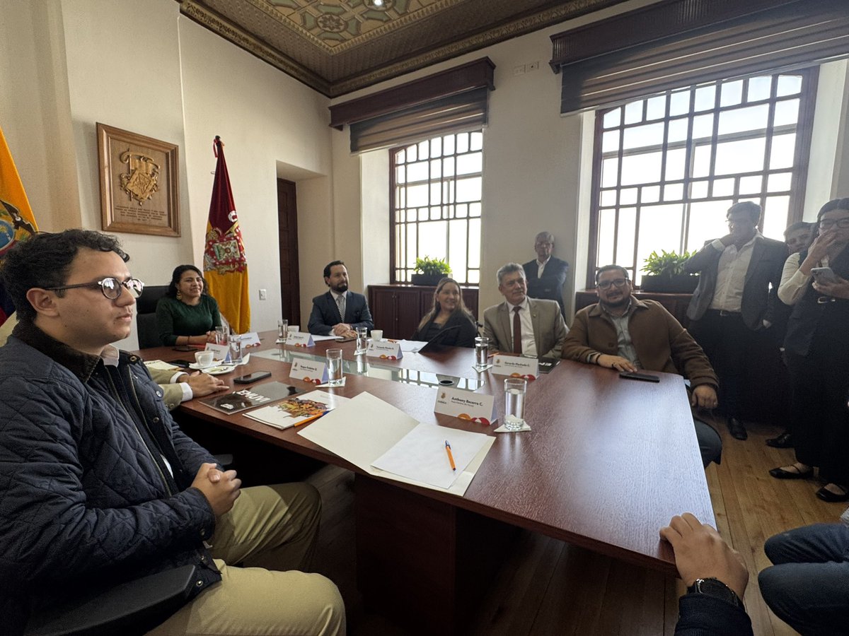 DiegoMatovelle's tweet photo. ‼️El diálogo entre autoridades siempre fortalecerá la democracia y la eficiencia en el servicio público‼️

El día de hoy, en conjunto con los 6 Asambleístas del #Azuay, acudimos a una mesa de trabajo, gracias a la iniciativa e invitación realizada por la alcaldesa de Cuenca @MarisolPenaloz2.

Entre los temas importantes para la ciudad y respetando las competencias que mantenemos cada uno de los presentes, podemos enumerar algunos de los temas tratados:

✅ Elaboración y actualización del Plan de #Seguridad cantonal para una adecuada coordinación con las fuerzas de seguridad.

✅ Respaldo a las #HormiguitasChua y la defensa de sus derechos laborales.

✅ Respaldo a la ordenanza de 2 en moto para combatir la delincuencia y sin perjudicar el transporte de las familias que usan este medio de transporte.

✅ Análisis jurídico para normar los arriendos a personas desconocidas.

✅ Análisis jurídico y situación legal de los Hospitales municipales para poder trabajar en conjunto con la red de salud estatal.

✅ Análisis y seguimiento a los convenios necesarios para el sector de la educación de manera coordinada y planificada.

El tiempo de la hostilidad, arrogancia y prepotencia se acabó. Tenemos que avanzar con política pública coordinada, planificada y sobre todo encajando las competencias legales que deben prevalecer bajo el respeto del bien común de nuestros ciudadanos.

Siempre estaré del lado del diálogo y el trabajo eficiente para construir un mejor Ecuador 🇪🇨