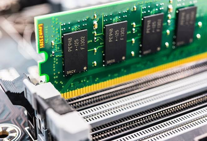 TTendenciaX's tweet photo. "RAM":
Porque informan que los tres mayores fabricantes de RAM del mundo están siendo demandados por presuntamente trabajar juntos para restringir el suministro de memoria e inflar los precios. https://t.co/fMNCubeU5h