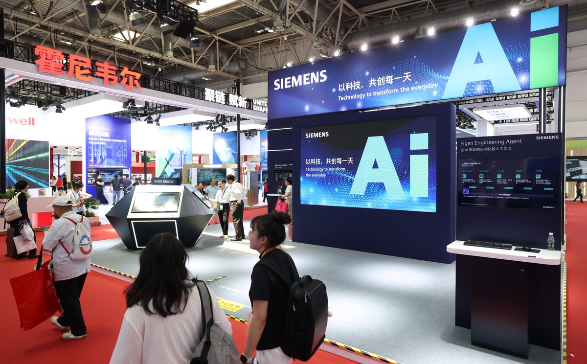 StudyBeijing's tweet photo. Beijing just hosted one of the world's biggest supply chain expos — and AI took center stage. 🤖✨

The 4th CISCE brought together digital tech, smart vehicles, clean energy & more, with a dedicated AI zone for the first time. For young minds eyeing China's innovation scene, this is where future careers are born. 🌏🔗