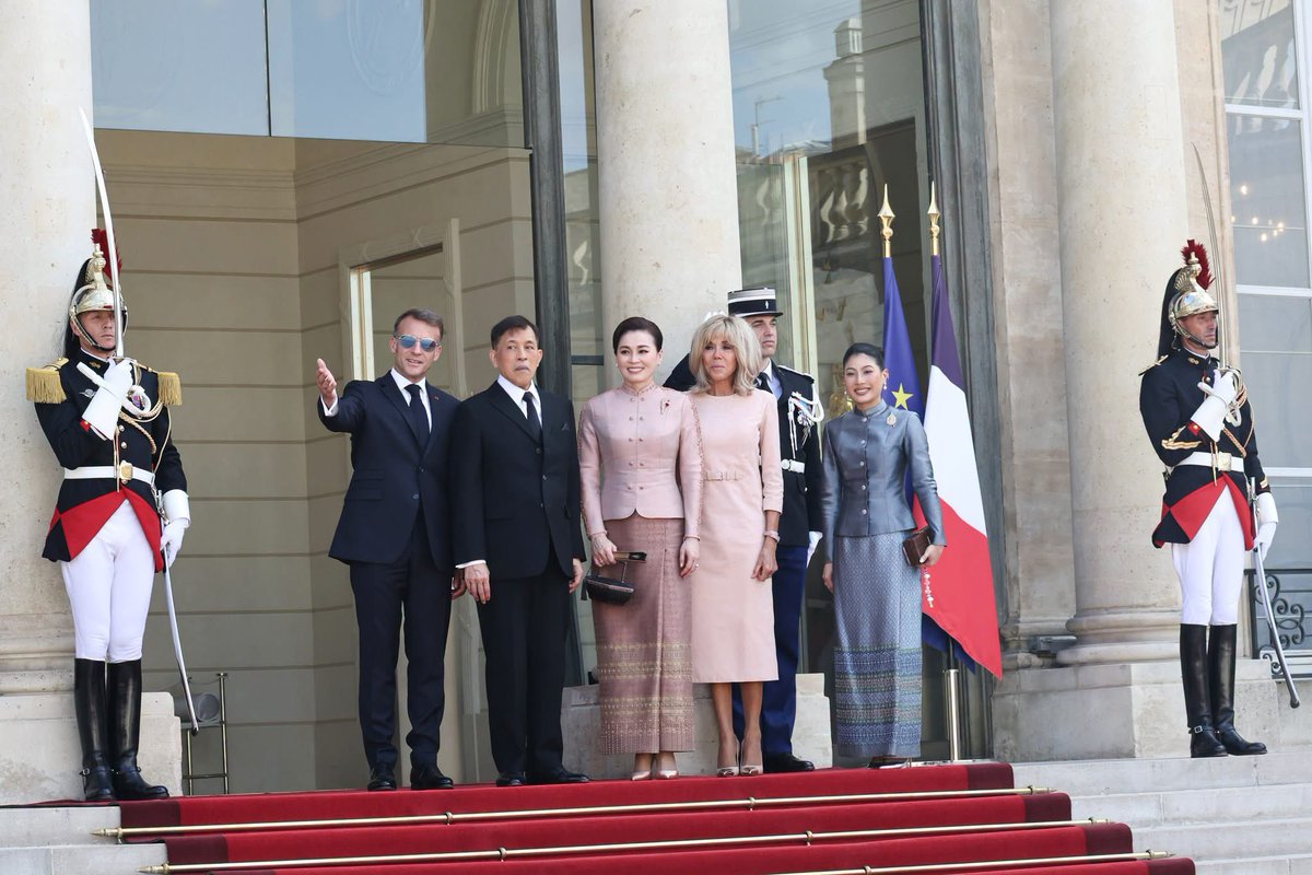 ARMdhiravath's tweet photo. 🇹🇭🇫🇷สมพระเกียรติ

ประธานาธิบดีฝรั่งเศส จัดพิธีรับเสด็จ

พระบาทสมเด็จพระเจ้าอยู่หัว และสมเด็จพระนางเจ้า ฯ พระบรมราชินี อย่างเป็นทางการ ณ อนุสรณ์สถาน โอแตล เด แซ็งวาลิด กรุงปารีส

ในการนี้ สมเด็จพระเจ้าลูกเธอ เจ้าฟ้าสิริวัณณวรี นารีรัตนราชกัญญา โดยเสด็จด้วย https://t.co/djtsIHCtU9