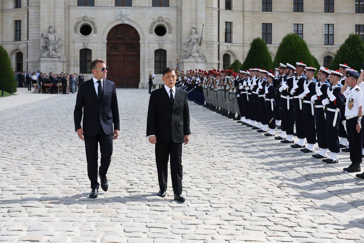 ARMdhiravath's tweet photo. 🇹🇭🇫🇷สมพระเกียรติ

ประธานาธิบดีฝรั่งเศส จัดพิธีรับเสด็จ

พระบาทสมเด็จพระเจ้าอยู่หัว และสมเด็จพระนางเจ้า ฯ พระบรมราชินี อย่างเป็นทางการ ณ อนุสรณ์สถาน โอแตล เด แซ็งวาลิด กรุงปารีส

ในการนี้ สมเด็จพระเจ้าลูกเธอ เจ้าฟ้าสิริวัณณวรี นารีรัตนราชกัญญา โดยเสด็จด้วย https://t.co/djtsIHCtU9