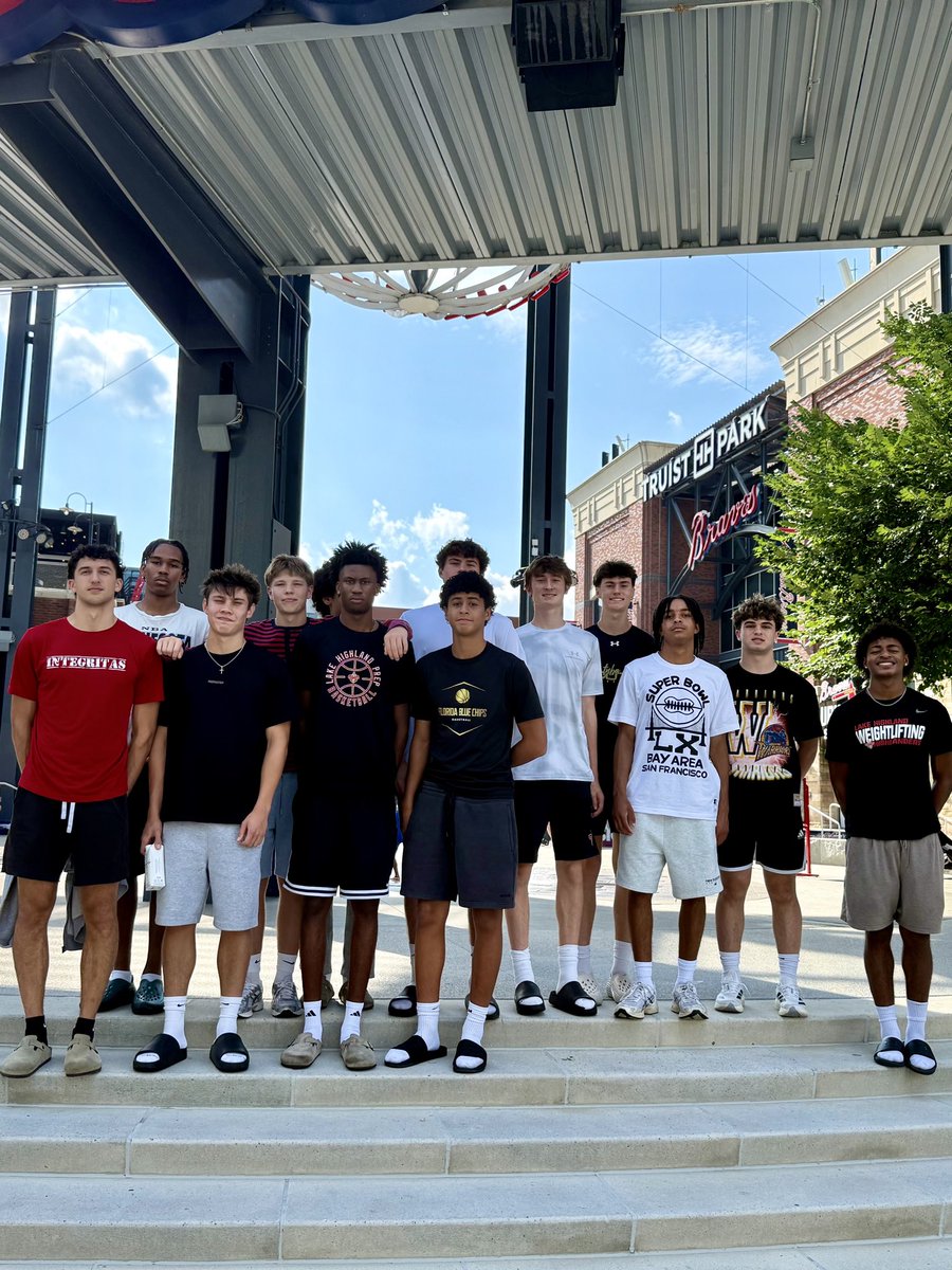 lhpsbasketball's tweet photo. Program dinner out at @YardHouse in @BatteryATL! Huge thank you to all of our parents - you made it a special night! 🙌 https://t.co/c4gEWJhXGV