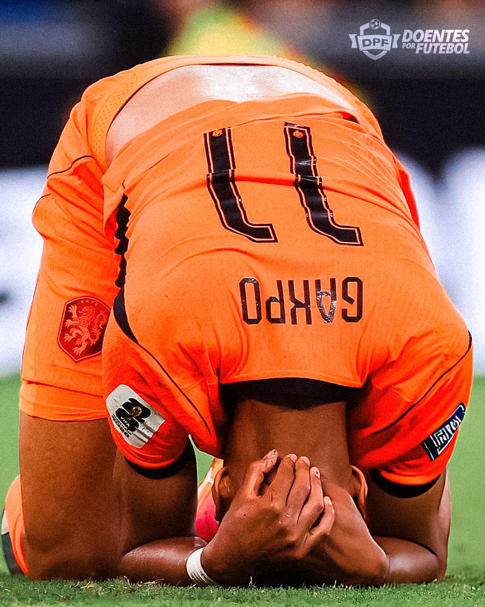 DoentesPFutebol's tweet photo. Gakpo, autor do gol da Holanda contra Marrocos, desabou no gramado assim que a bola entrou.

Foram três dias muito difíceis para o jogador, que soube no sábado, pela esposa, da perda do filho durante a gravidez. 💔

Gakpo chegou a ser liberado para ficar com ela, mas retornou para jogar contra Marrocos.

Na hora do gol, simplesmente TODOS os jogadores do banco da Holanda correram para abraçá-lo.

Um dos momentos mais emocionantes desta Copa.