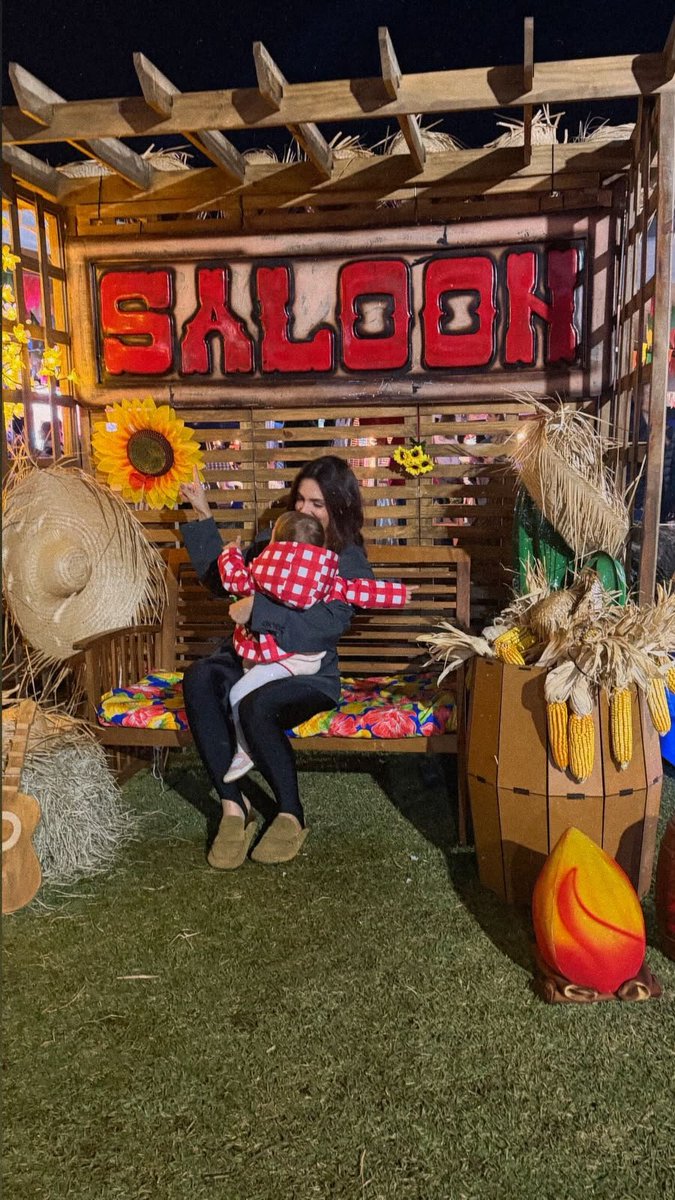 DiarioJadeM's tweet photo. Serena e a mamãe dela passeando e aproveitando uma festa Junina 💞✨️🌽@ajademagalhaes via Instagram story 📸 2/2 https://t.co/Skz5yy76ei