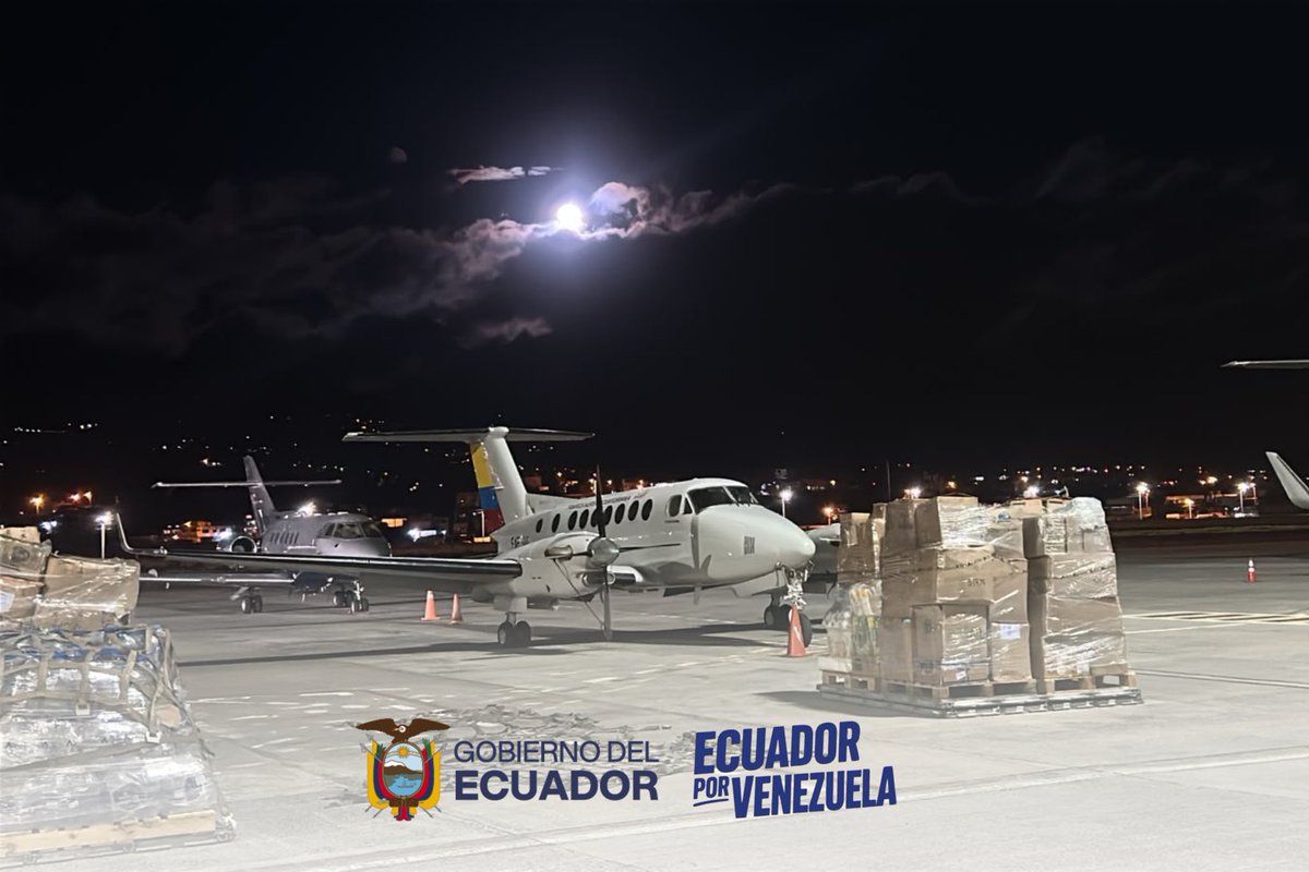 Riesgos_Ec's tweet photo. 🇪🇨✈️🇻🇪 Ecuador continúa apoyando al pueblo venezolano.

Hoy parte un vuelo con 14 toneladas de asistencia humanitaria:

11,4 t de agua potable
2,6 t de kits de higiene

#EcuadorPorVenezuela #GobiernoDelEcuador https://t.co/T0eiGnUt4y