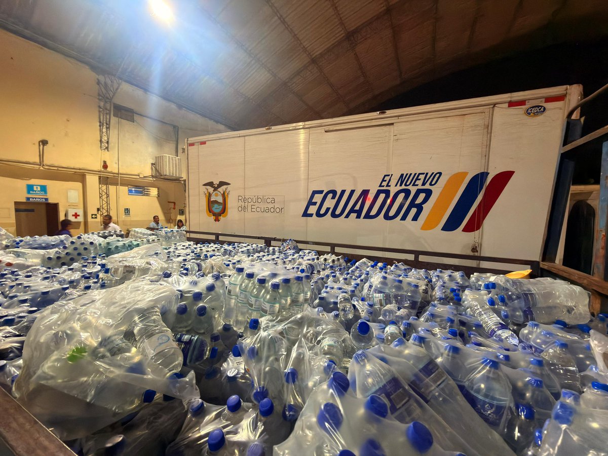 Riesgos_Ec's tweet photo. 🇪🇨✈️🇻🇪 Ecuador continúa apoyando al pueblo venezolano.

Hoy parte un vuelo con 14 toneladas de asistencia humanitaria:

11,4 t de agua potable
2,6 t de kits de higiene

#EcuadorPorVenezuela #GobiernoDelEcuador https://t.co/T0eiGnUt4y