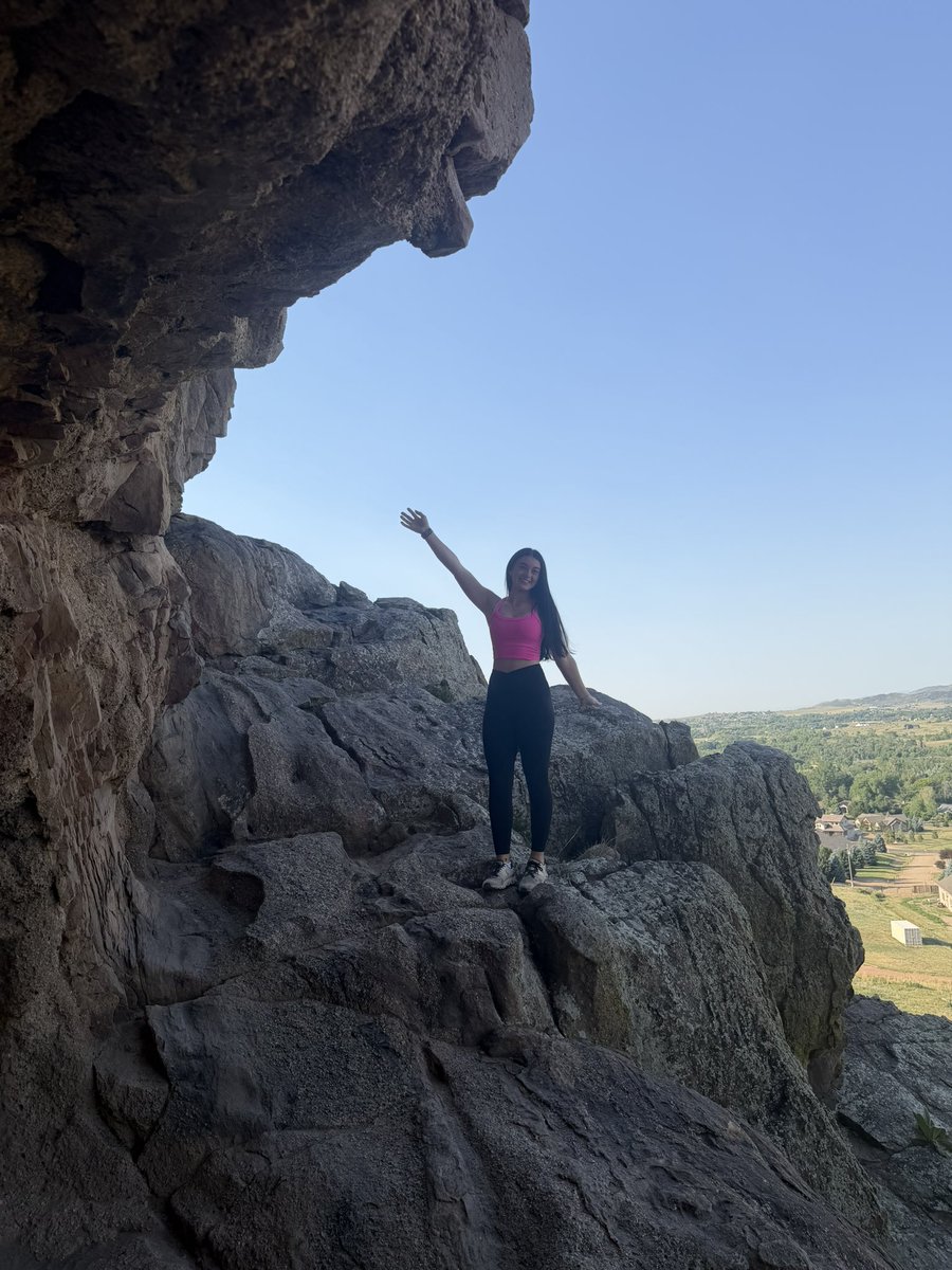 BaileyGraham_12's tweet photo. Morning Hike !! This was an amazing way to start off day 2 in Colorado. Excited for Blaze org workout tonight!! ❤️💙 #uncommitted @BlazeFastpitch @Blaze14uGoldKTX @blazeunited14 @BlazeUnited16u_ @LineDsoftball @ondecksoftball @D1Softball @Katysoftball1 https://t.co/GJPzugUhhU