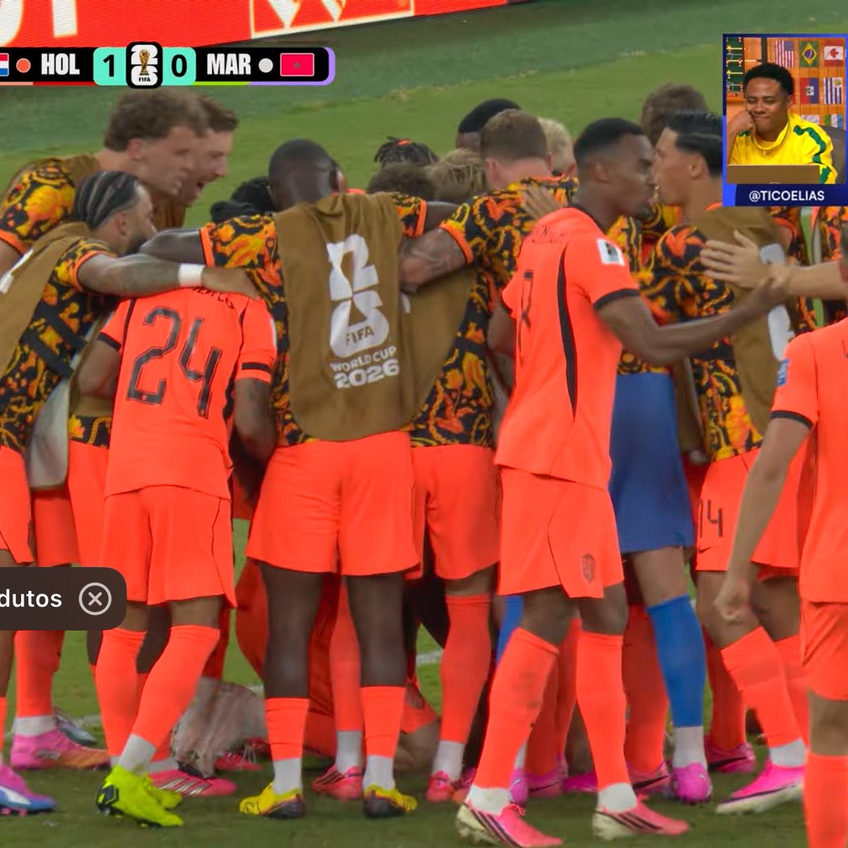 golsdobrasil1's tweet photo. 🇳🇱 Em um gesto de solidariedade, todo o elenco da Seleção Holandesa se uniu a Gakpo durante a comemoração.

Nos últimos dias, o jogador e sua esposa sofreram a dolorosa perda do bebê que esperavam.

 📸 Cazé TV https://t.co/Fe5r4emvNG