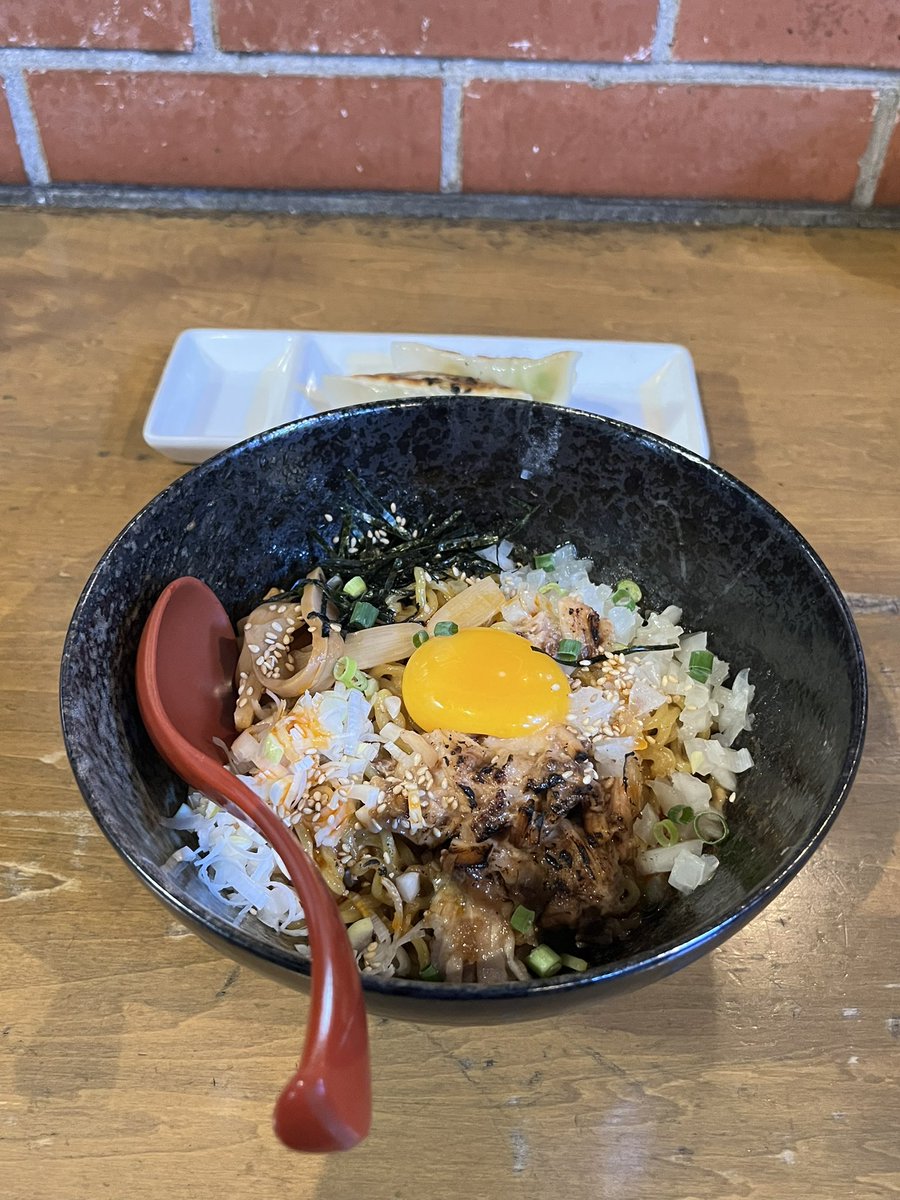i44727008's tweet photo. 油そば美味しかった！
おかゆちゃんの紹介でとうことで、餃子おまけしてくれたw https://t.co/BhmeWYouc5
