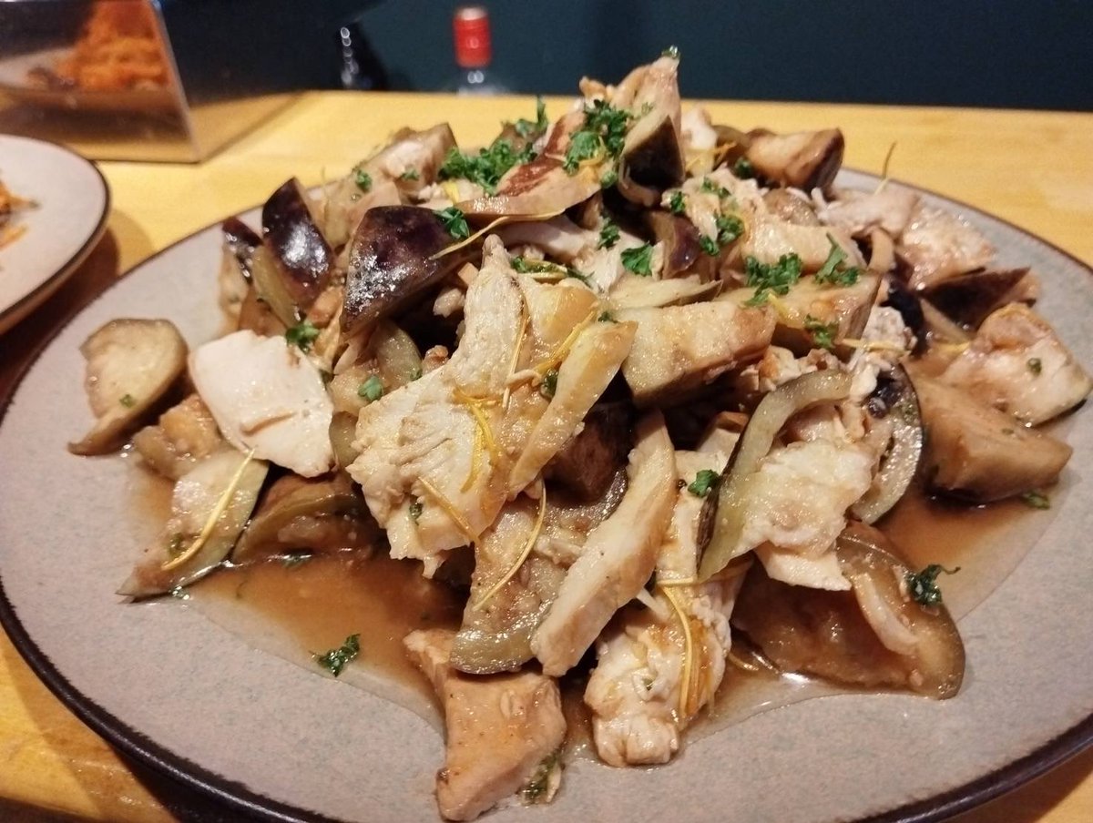 BZexal's tweet photo. 6/30
今日の副菜

にんじんシリシリ -クミン風味-
水茄子と鶏ハムのサラダ
鶏ハツとゴロゴロ野菜のチーズオーブン焼き
なめことたっぷり野菜のたまごスープ

夏野菜のナポリタン風

本日もお待ちしてます！

#神田
#ランチ
#ビストロゼアル https://t.co/Lt8c2LnqqT