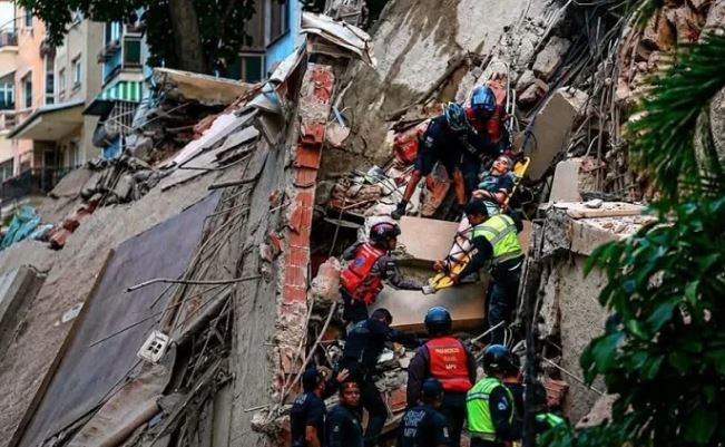 teleSURtv's tweet photo. El Junquito. Cuadrillas remueven escombros y mitigan riesgos en la parroquia caraqueña para garantizar la seguridad de la población.
#Venezuela #Terremotos #ElJunquito #Caracas #teleSUR https://t.co/TtuwgnRL3L
