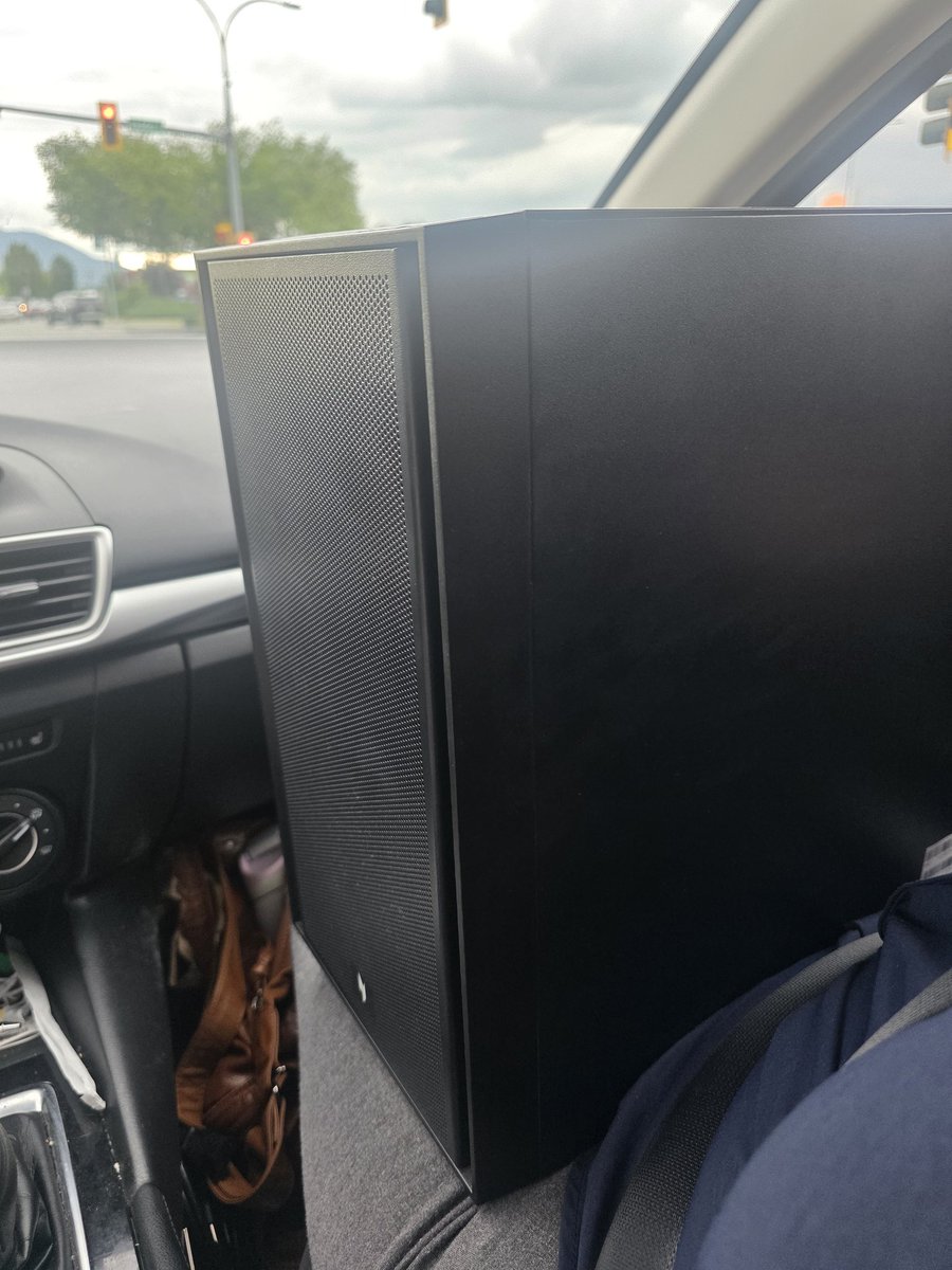 littlest_luna's tweet photo. Finally bit the bullet and side-graded my pc today. It's basically the same one I had, but this one shouldn't turn off on me every day without finding the boot drive 😁 https://t.co/cITmwBVnyI