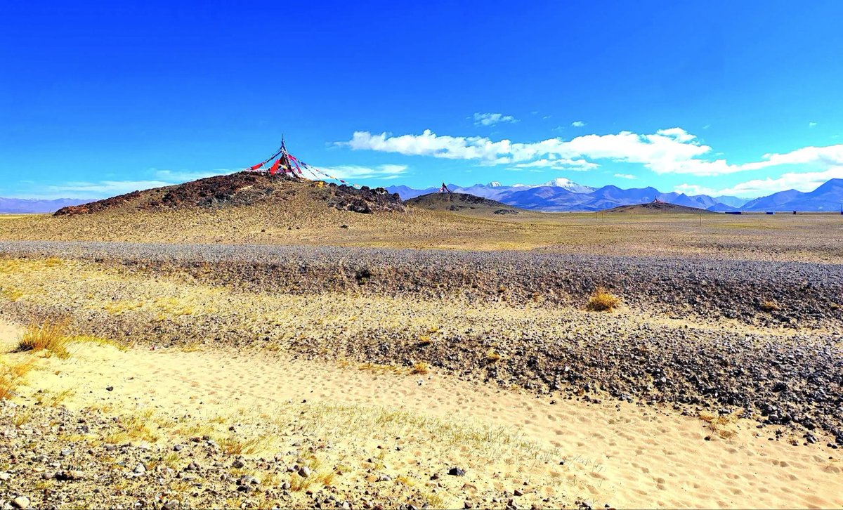 GT_1376's tweet photo. 穿行阿里无人荒原，公路、草甸、静水与远山连成一幅油画。天空辽阔无遮，湖水复刻整片流云，在这里，人会自觉放下俗世繁杂，只静享天地纯粹。#生态环境 #美景 #西藏 #成为中国人 #旅游ing https://t.co/pSA973R8U4