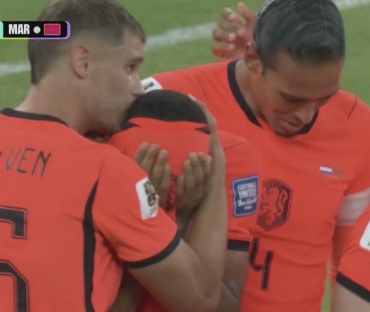 doogfeed's tweet photo. Dit moment🧡. Ook het hele team direct naar hem toe!
#NEDMAR #MARNED https://t.co/t6lZIBk5ct