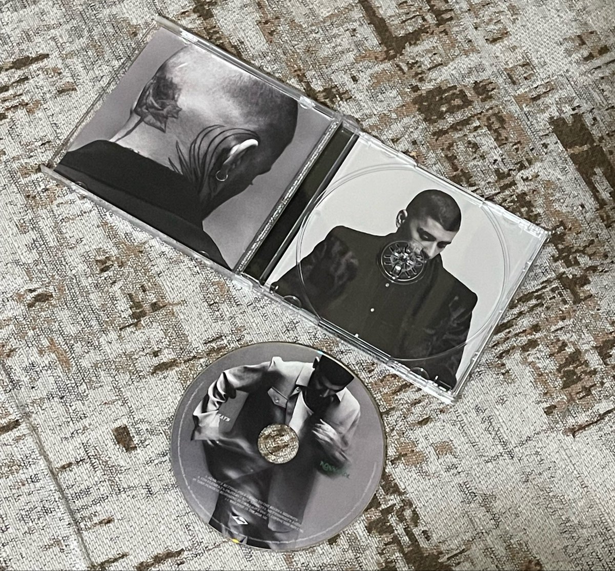 zainforliam's tweet photo. finally holding my konnakol in my hands 🥹💚 what an incredible album, and what a beautiful cover. i love you, zayn. thank you for this work of art https://t.co/5MtyjEbo4l