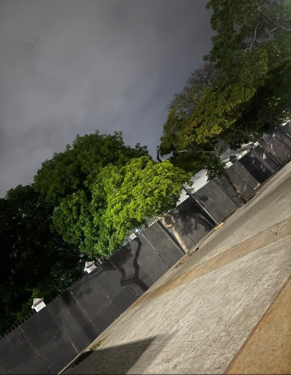 ImpactoVE's tweet photo. 🚨 POR FAVOR DIFUNDIR

Denuncian que en el Parque Ali Primera (Parque del Oeste) están colocando unas barras para que la gente no pueda ayudar a los damnificados. https://t.co/GEBtx4qdNV