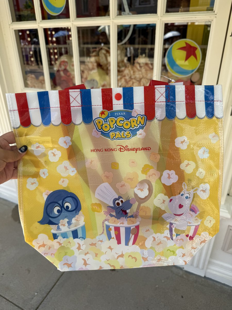 Ratatouille30's tweet photo. ショッピングバッグは他のレジで取り扱ってるので買えるよ！
かわいすぎる😆🍿
HK$25

香港ディズニー https://t.co/poyNBNUAnA
