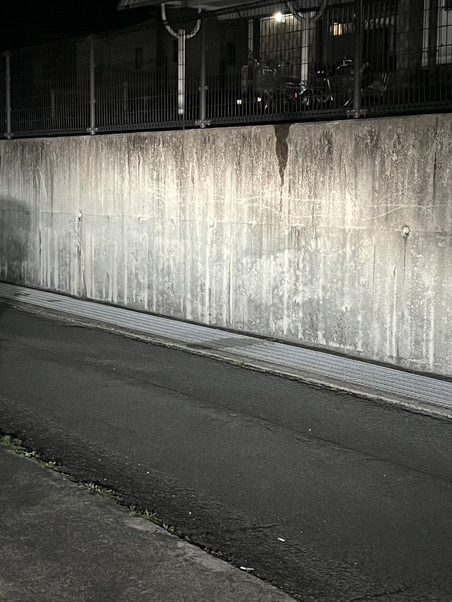 koizumizfvb's tweet photo. 前に貼ってたやつ
下の道に向けてしてたやつ
ここも高校生居るけど誰が
したんだろうか？
2.3はしてた跡に自分もやってみた。 https://t.co/XpqMyNgrLF