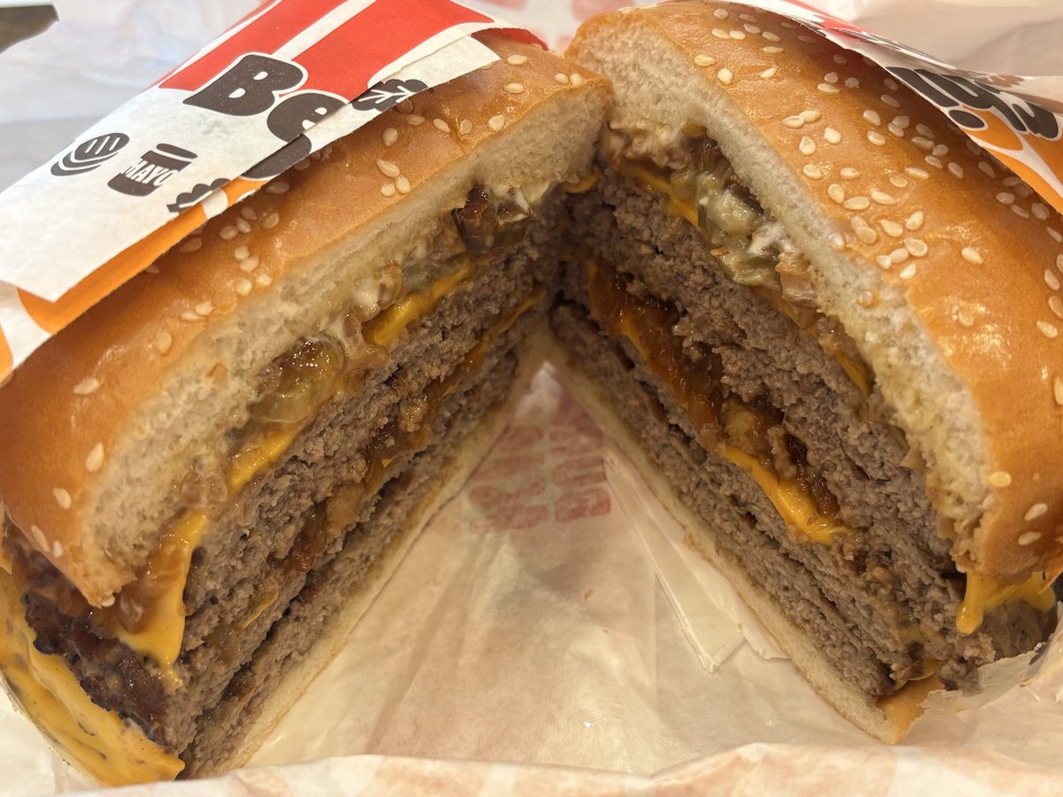 ri1ze1's tweet photo. 久々に家族とバーガーキングでワンパウンダーを分け合って食べた
流石の重量感だったε= o(´〜｀;)oﾏﾝﾌﾟｸ- https://t.co/wUfaeA06EI