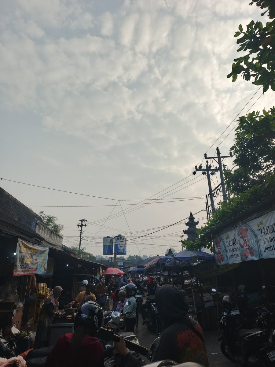 D_dmasloo's tweet photo. @tanyakanrl lagi di pasar https://t.co/79WnhstEJo