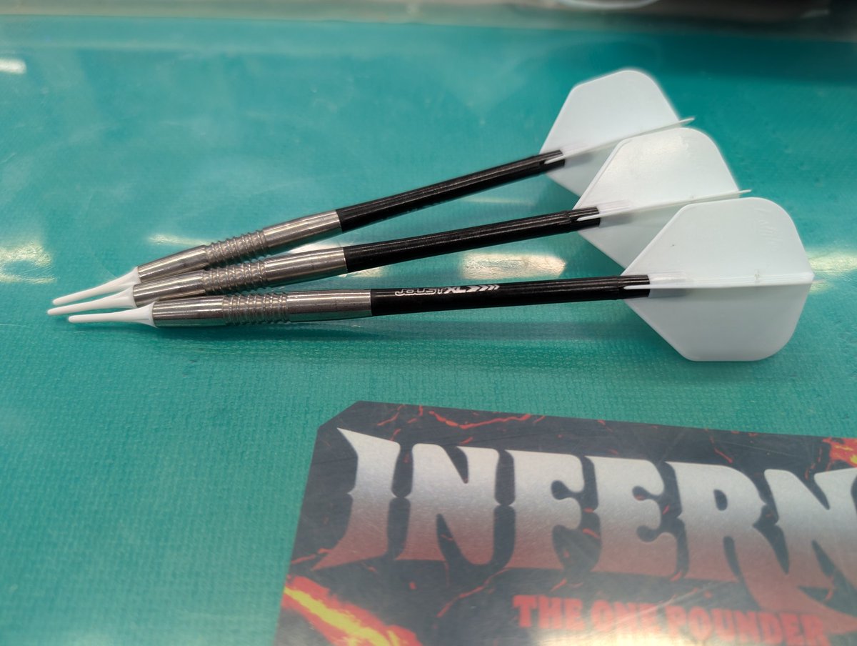 Hopper1977JET's tweet photo. 私のダーツ
45.3mm 20.5g 6.8Φ
シャフト　レッドドラゴンjoustxl
フライト　エルスタイルファントム白
ティップ　コスモダーツfitポイントショート

多分シャフトは更に長くなる予定です。

本日三ツ矢印の日
お待ちしております😊 https://t.co/h0g99W26Eq