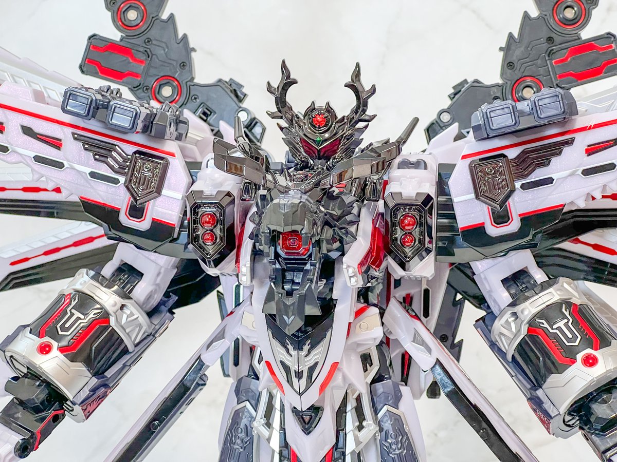sikichicken's tweet photo. メタルカードボットW タイラントゼロ

今期のラスボス枠！
背面の飾りまで含めると全高60㎝ほどの大ボリューム！
新幹線から変形するコアロボに3両の車両が腕、脚、背に合体する個別形態、からの4両合体形態にウェポンカードのディバイドラゴンも装備できるプレイバリューの塊
まだまだ遊びきれない https://t.co/rKLUUoocpD
