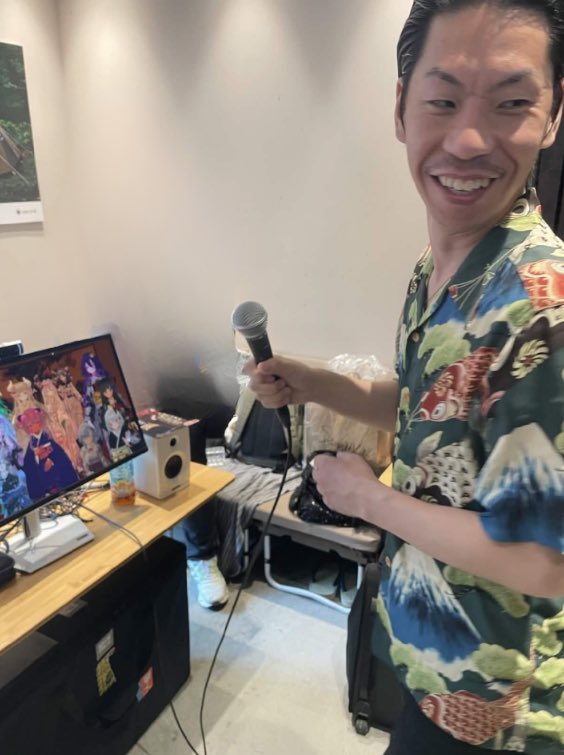 oumagatoki_vrc's tweet photo. ✨まさかのご来訪！✨
#ミライLabo にて、
呂布カルマ さんが
逢曲時ブースへお立ち寄りくださいました！
お会いできて、誘魅・スタッフ一同感激です😊
お写真の掲載も快くご承諾いただき、ありがとうございました💕
#ミライLabo #VRCおうまがとき https://t.co/lMCjIsSxHF