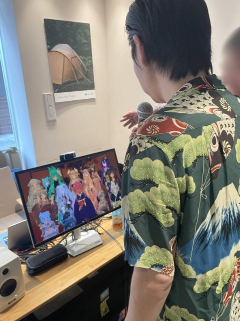 oumagatoki_vrc's tweet photo. ✨まさかのご来訪！✨
#ミライLabo にて、
呂布カルマ さんが
逢曲時ブースへお立ち寄りくださいました！
お会いできて、誘魅・スタッフ一同感激です😊
お写真の掲載も快くご承諾いただき、ありがとうございました💕
#ミライLabo #VRCおうまがとき https://t.co/lMCjIsSxHF