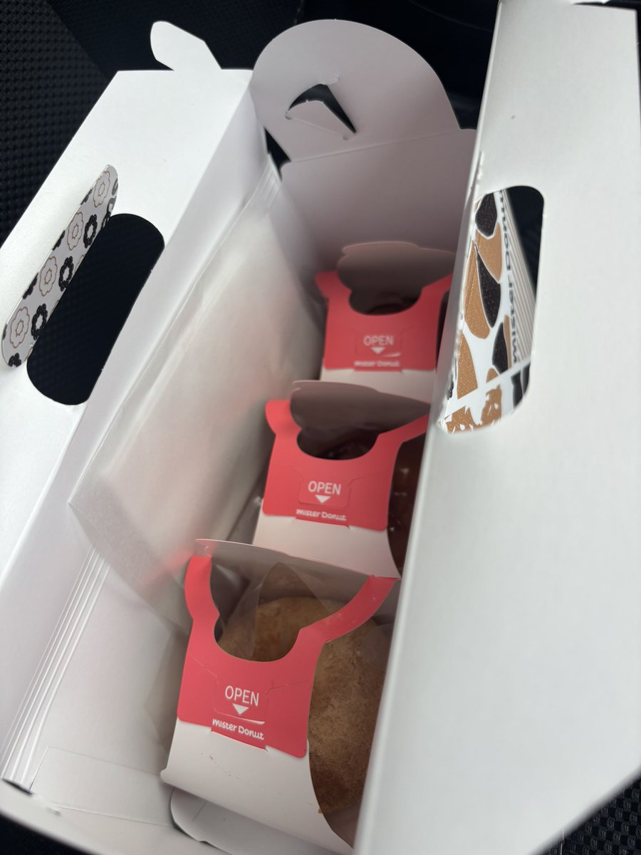 GreatSSchool's tweet photo. 話題のもっちゅりんを求めて、朝から並ぶ父🍩

今日は振替休日。
娘は明日から中間試験。
夜遅くまで頑張っている姿を見ていると、少しでも応援したくなる。

甘いご褒美で���あとひと踏ん張り📣

でも1人3個しか買えなかったから、父の分はない。涙

#もっちゅりん https://t.co/4mBgEM5ANo