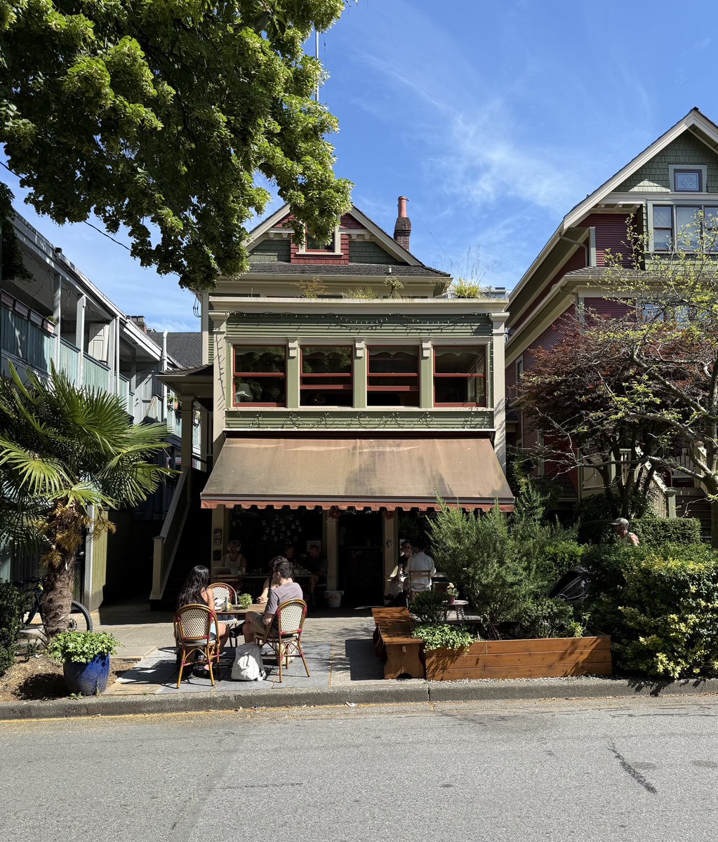 brent_bellamy's tweet photo. I love this mid-block old house in Vanvouver’s West End neighbourhood transformed into a cafe. All cities should allow this on every residential street. Of course, it’s prohibited on almost every residential street everywhere. https://t.co/zTw07OFJFu