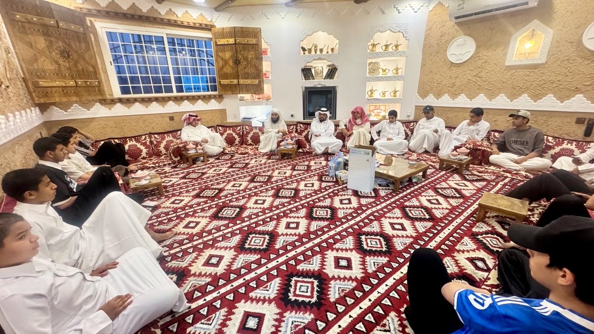 Shbab_Aflaj's tweet photo. من ضمن برامج بصمة_وطن كلمة الشيخ فهيد الحقباني بعنوان: (قيمة الإنسان فيمايملك)،يتحدث فيها عن النعم التي وهبها الله للإنسان من وقتٍ وعمرٍ ومالٍ وصحة، وكيف يكون حسن استثمارها سببًا في رفعة الإنسان وتحقيق أثره في الدنيا والآخرة.@RajhiCF 
#جمعية_شباب_الافلاج
#برنامج_بصمة_وطن
#الافلاج https://t.co/x4e3ohMzun
