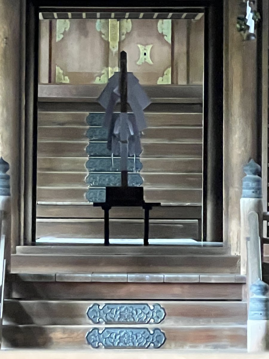 Riyu8888's tweet photo. 漆部神社様　本殿　木花咲耶姫様も祭神で
女性の神様の後ろ姿のようです。合掌
⛩️🙏🙇‍♂️🧝‍♀️ https://t.co/lKZcklDgSu