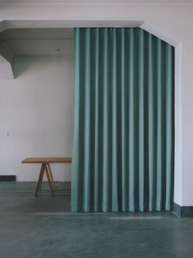 axismag's tweet photo. デンマークのテキスタイルメーカー、Kvadrat（クヴァドラ）が、新作の遮光カーテンを発表しました。

一般的な遮光カーテンは裏面がグレーのコーティングで覆われていますが、この新作は裏面にも表面と同じ色が続く仕様となっています。デザインを手がけた柳原照弘さんは、天然素材からカラーを採用。落ち着いた幅広い色調で展開されています。
https://t.co/3LNgqmj5lL