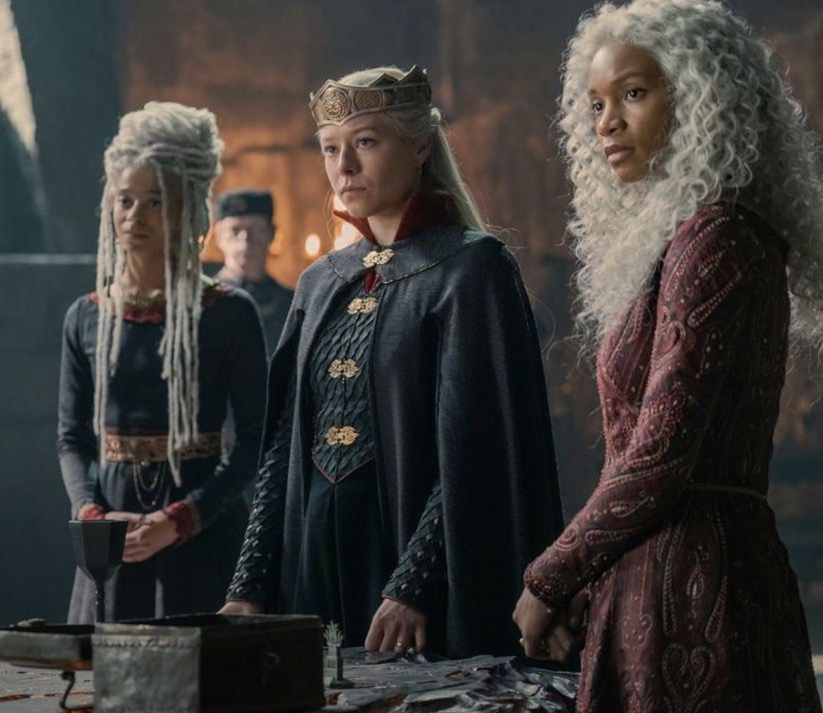 ib63319's tweet photo. It is sad to see so many reactors saying Rhaena was rescuing 'her dad'. Baela and Rhaena are twin sisters, daughters of Daemon and Laena. They are Targaryens not Velaryons. https://t.co/MzwiigHWvm