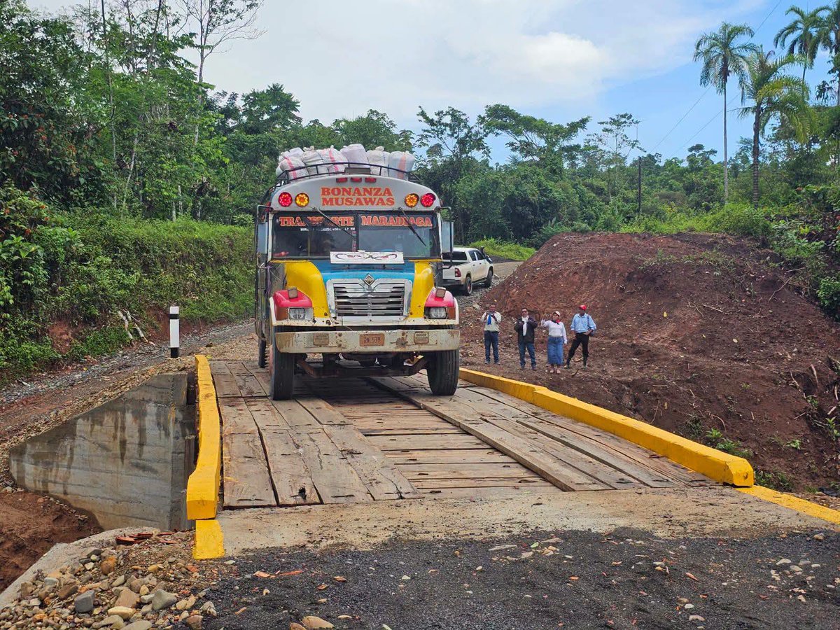 SimboloRev1979's tweet photo. Bonanza sigue avanzando. 🌉

Avanza la construcción de un puente vehicular en Palan para mejorar el acceso, fortalecer la seguridad vial y facilitar la movilización de familias, productores y transportistas. 🚜📦🤝
#2026VIVASANDINO
#2026SIEMPREMÁSALLÁ
#ManaguaSandinista https://t.co/z9BZwMU2G1