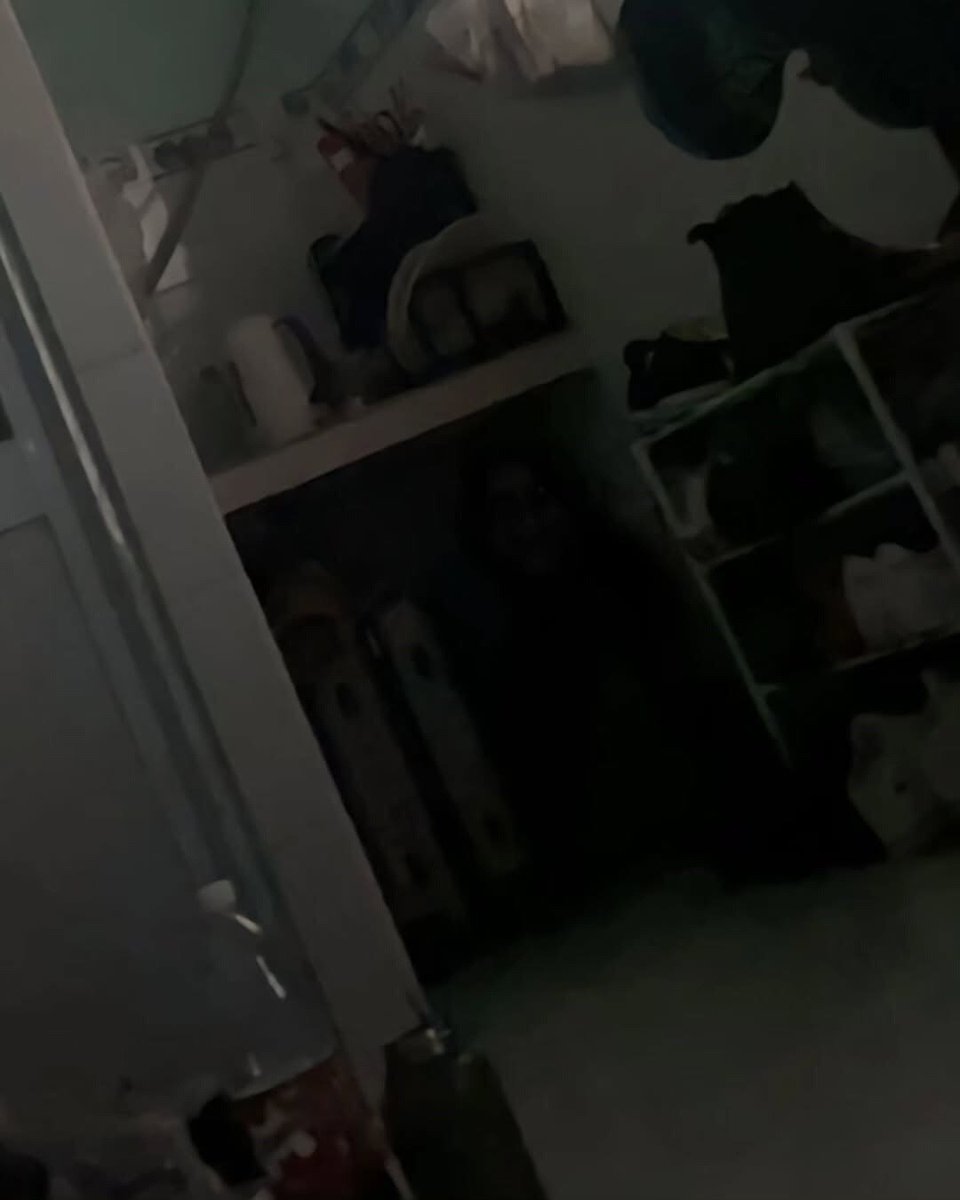 ParanormalArchv's tweet photo. ---THREAD HORROR---

👻👹KOS-KOSAN BERHANTU👹👻

Gue nggak pernah percaya cerita penghuni kos soal dapur belakang. Kata mereka, habis jam 12 malam jangan pernah ke sana sendirian. Gue pikir cuma mitos buat nakut-nakutin anak baru. https://t.co/rNPtfP9VDD