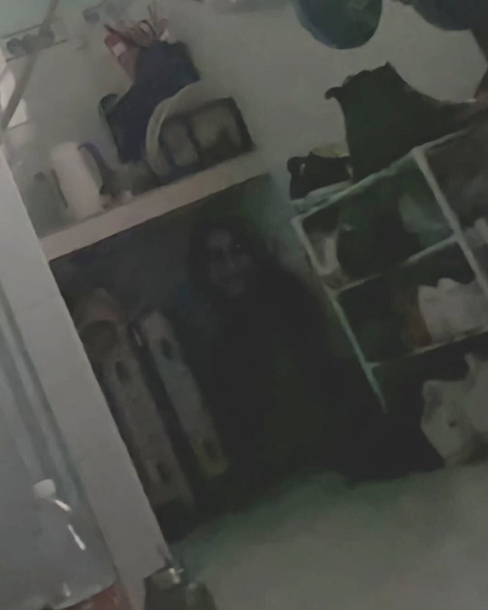 ParanormalArchv's tweet photo. ---THREAD HORROR---

👻👹KOS-KOSAN BERHANTU👹👻

Gue nggak pernah percaya cerita penghuni kos soal dapur belakang. Kata mereka, habis jam 12 malam jangan pernah ke sana sendirian. Gue pikir cuma mitos buat nakut-nakutin anak baru. https://t.co/rNPtfP9VDD