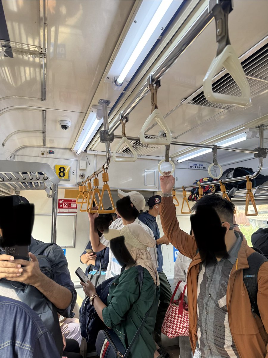 adithosen's tweet photo. Kebiasaan banget kalau mau masuk Manggarai berhentinya lama bgt padahal juga jalur udah banyak disana. Gausah tanya kereta nomor berapa tiap hari juga kalau mau masuk manggarai berhentinya lama 😤 @CommuterLine @KAI121 https://t.co/6AWyjY5TDb