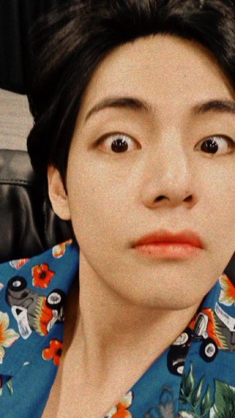 sugamihoney's tweet photo. algunos de ustedes no saben pero estas fotos de yoongi y taehyung, TIENEN UNA HISTORIA Y ESQUE LAS SUBIERON AL MISMO TIEMPO EN LA CUENTA DE BTS TWT 😭😭😭 https://t.co/RI91cO8h4U