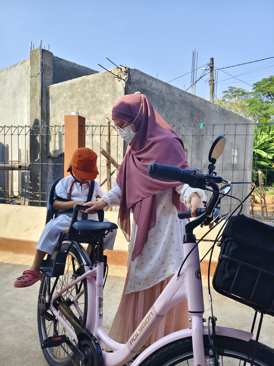 arsipay's tweet photo. Day 2 berangkat sekolah 🥰
Kemarin masih ditemenin dalam kelas, hari ini udah mau ditinggal, hihii Alhamdulillah terimakasih sayang 🫶🤩 https://t.co/Eii2foe7Lm