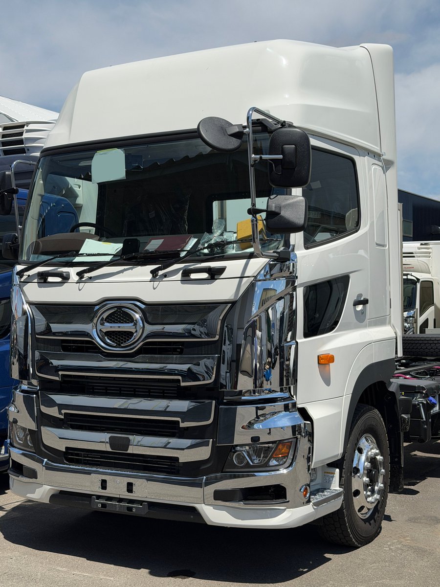 sapporo_body_'s tweet photo. 日野大型のハイルーフがあったのでキャブ内を少し紹介！🚚
標準キャブに比べると収納部が多くあって空間が広いのでかなりゆったり出来ます😆

でも中央下段の細い収納スペースは結構限られると思いますが、何を入れる所何でしょうか…🤔 https://t.co/KABqxhLeRm