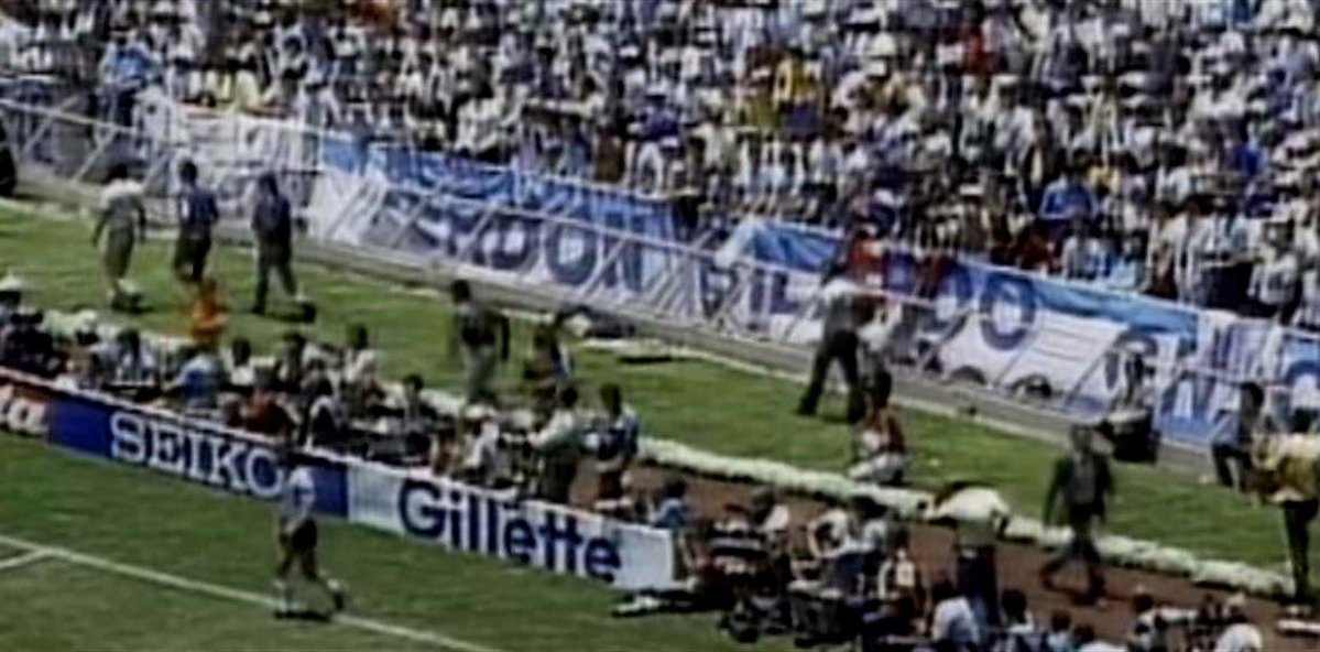 Volpini_Mariano's tweet photo. Argentina campeón en México 86 hace 40 años y la bandera de Perdón Bilardo. Que grande el Dr que siempre defendió a Boca. Aguante Boca siempre!💙💛💙 https://t.co/pfzBZaRMWl