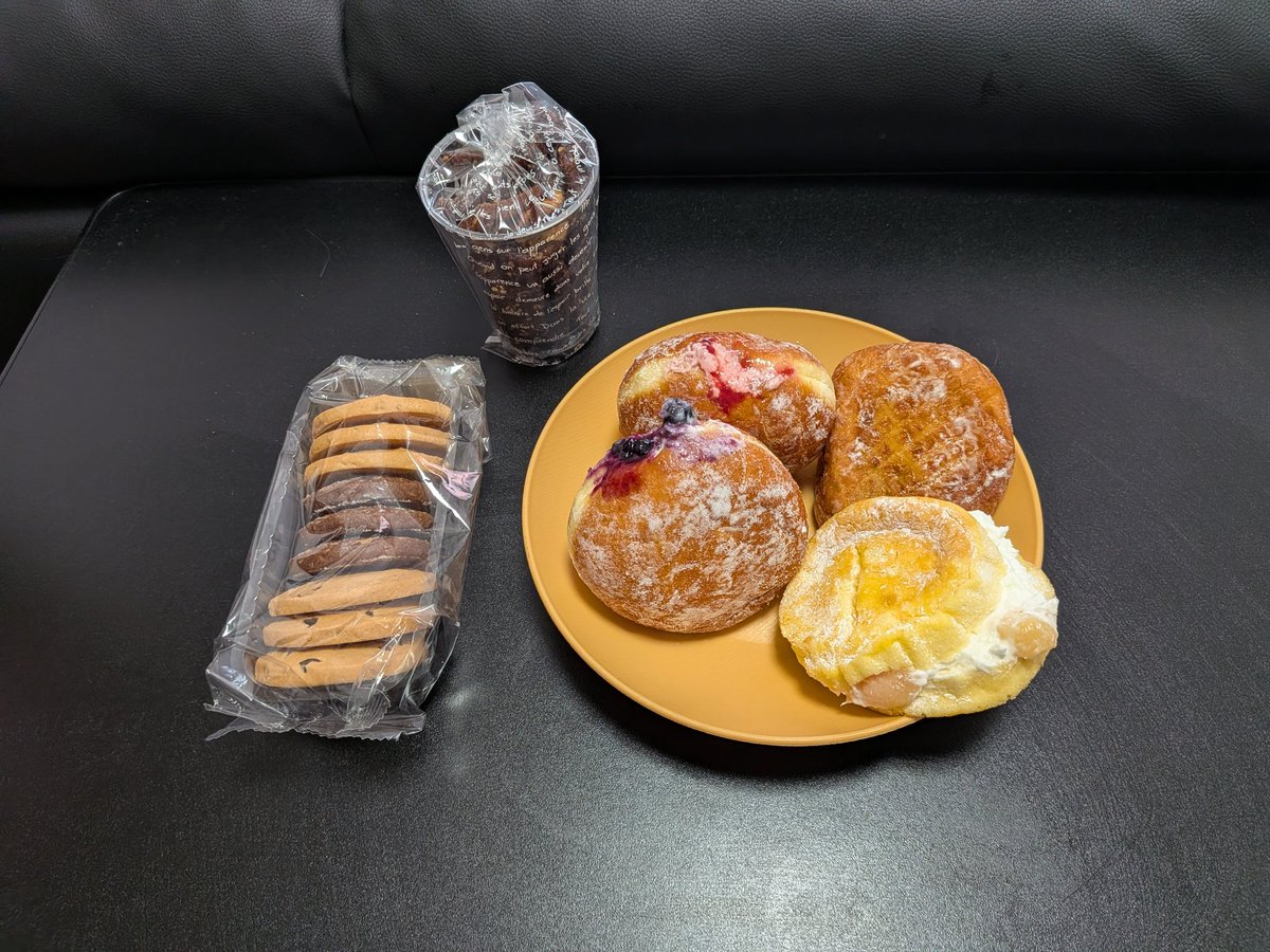 tomo32700TT7's tweet photo. 昼ご飯は久しぶりにDonguriのパンが食べたくなり桑園イオンまで買いに行った‼️(笑)琴似店があった時は本当に好きな時に食べれたから良かったんだけどね(笑)パンと一緒にクッキー等も買って来た⤴️ #Donguri #パン #クッキー https://t.co/mPq54rlHBQ